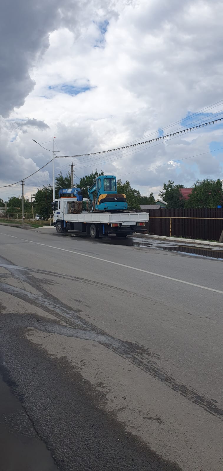 Перевозка экскаватора собственным манипулятором