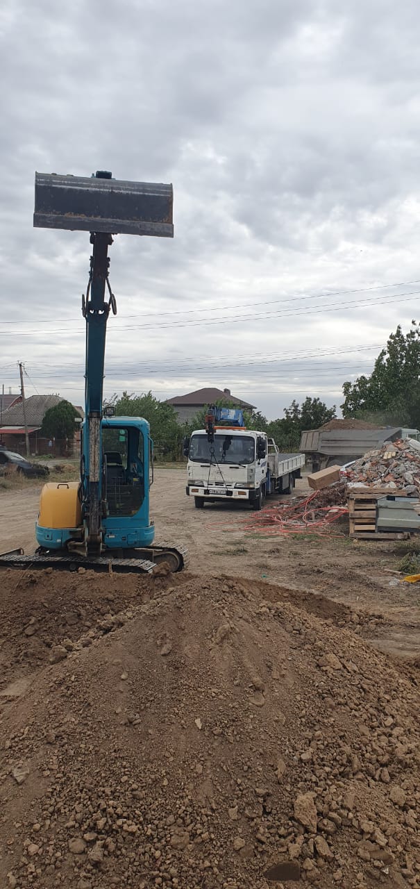 Работа экскаватора на объекте
